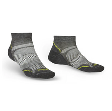Load image into Gallery viewer, Bridgedale Men's Ultralight T2 Coolmax Performance Hike Low Socks (Graphite)