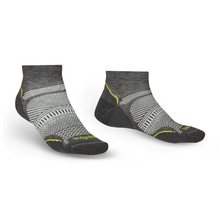 Load image into Gallery viewer, Bridgedale Men&#39;s Ultralight T2 Coolmax Performance Hike Low Socks (Graphite)
