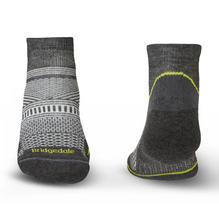 Load image into Gallery viewer, Bridgedale Men's Ultralight T2 Coolmax Performance Hike Low Socks (Graphite)