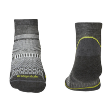 Load image into Gallery viewer, Bridgedale Men's Ultralight T2 Coolmax Performance Hike Low Socks (Graphite)