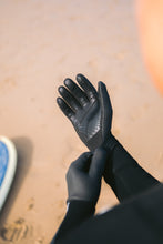 Load image into Gallery viewer, C-Skins Unisex Session GBS Neoprene Thermal Swim/Watersports Gloves (Black/Black)(3mm)