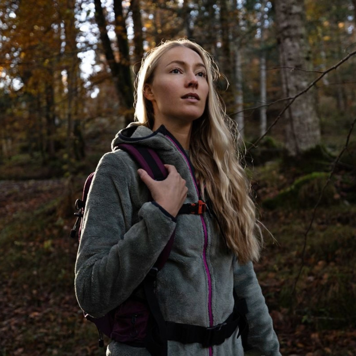 Woman standing in a forest wearing a CMP Laredo Trekking Daypack 22L C910 Amaranto 3V17957