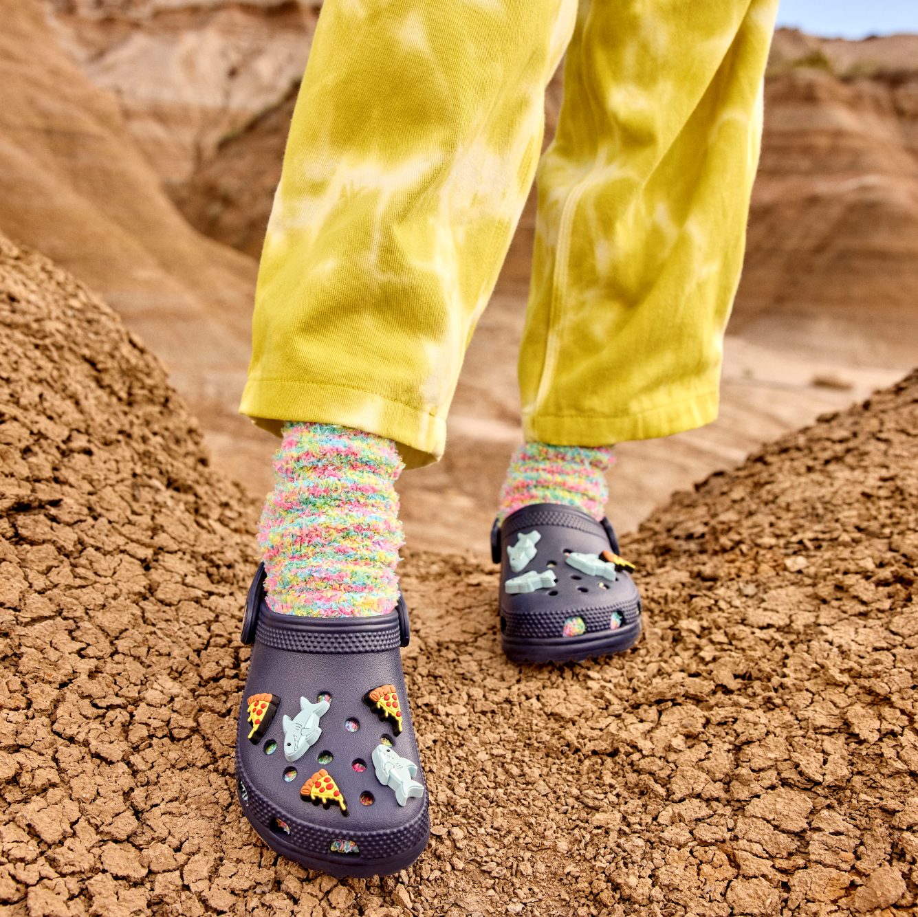Young girl wearing Crocs Classic Clogs Junior Navy 410 206991 in a desert setting