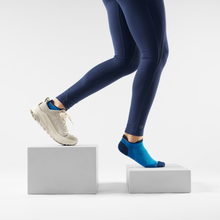 Load image into Gallery viewer, Smartwool Men's Run Zero Cushion Merino Blend Low Ankle Socks (Laguna Blue)