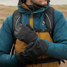 Load image into Gallery viewer, Trekmates Unisex Scafell Gore-Tex Overmitt (Black)
