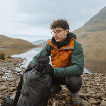 Load image into Gallery viewer, Trekmates Unisex Scafell Gore-Tex Overmitt (Black)