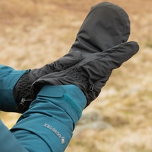 Load image into Gallery viewer, Trekmates Unisex Scafell Gore-Tex Overmitt (Black)
