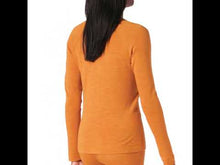 Load and play video in Gallery viewer, Smartwool Women&#39;s Classic Thermal Merino 250 Crew Neck Long Sleeve Base Layer Top (Marmalade Heather)
