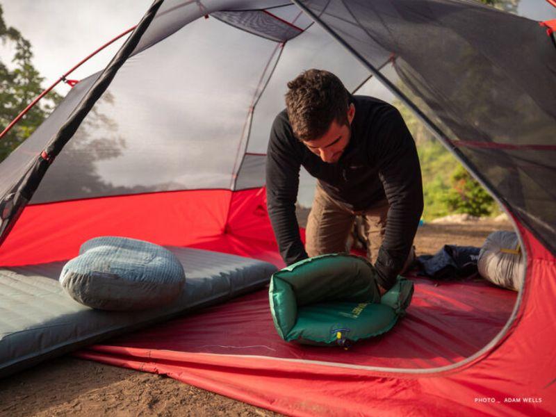 Trail self outlet inflating mat