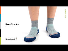 Load and play video in Gallery viewer, Smartwool Men's Targeted Cushion Merino Blend Low Ankle Run Socks (Medium Grey)