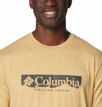 Load image into Gallery viewer, Columbia Men&#39;s Kwick Hike Back Graphic Short Sleeve Technical Tee (Light Camel Heather)
