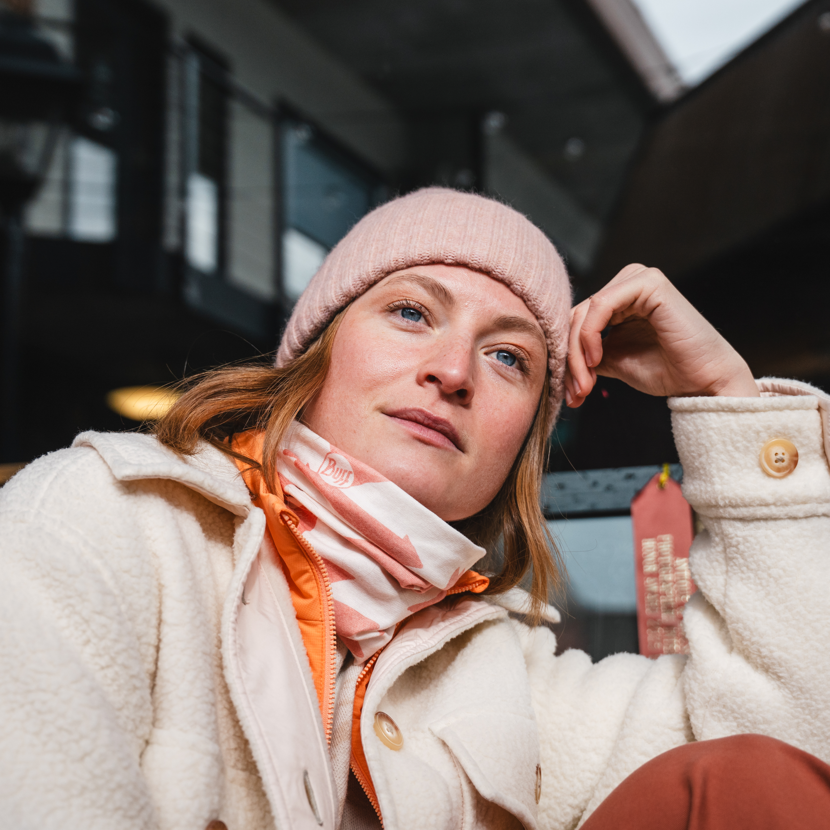 Woman wearing Buff Original Ecostretch Skar Cloud 136829.003 sitting in a cafe