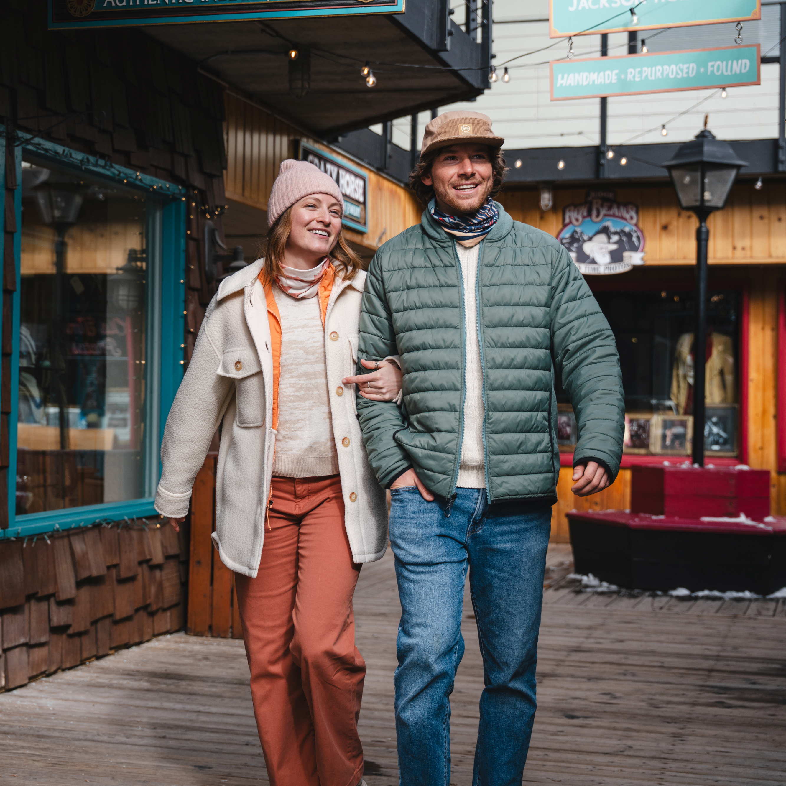 Man and woman walking through a market. Woman waering Buff Original Ecostretch Skar Cloud 136829.003
