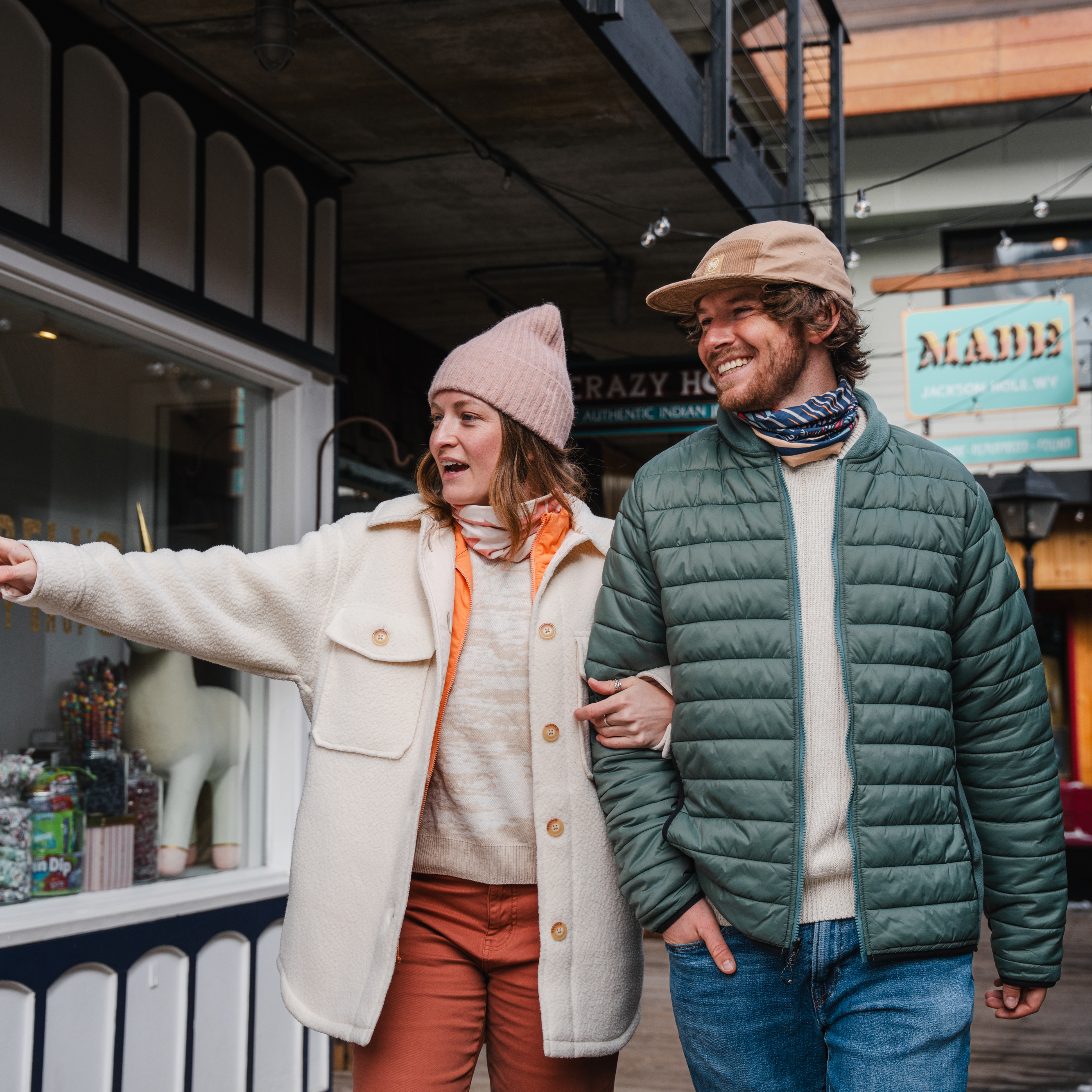 Man and woman walking through a market. Woman wearing Buff Original Ecostretch Skar Cloud 136829.003