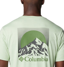 Load image into Gallery viewer, Columbia Men&#39;s Kwick Hike Back Graphic Short Sleeve Technical Tee (Sage Leaf Heather/Moonscape)
