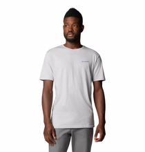 Load image into Gallery viewer, Columbia Men&#39;s North Cascades Short Sleeve Tee (Columbia Grey Hthr/Hex Flag)
