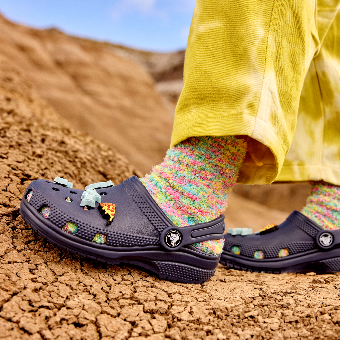 Young girl wearing Crocs Classic Clogs Junior Navy 410 206991 in a desert setting