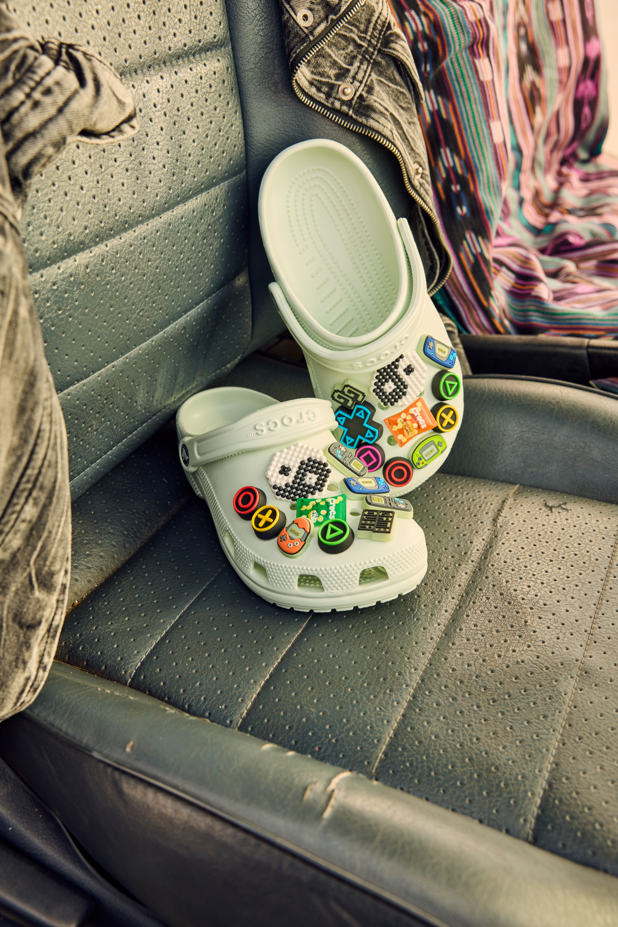 Crocs Unisex Classic Clogs (Mint Tint)