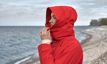 Load image into Gallery viewer, Didriksons Women&#39;s Ilma 8 Waterproof Rain Coat (Pomme Red)
