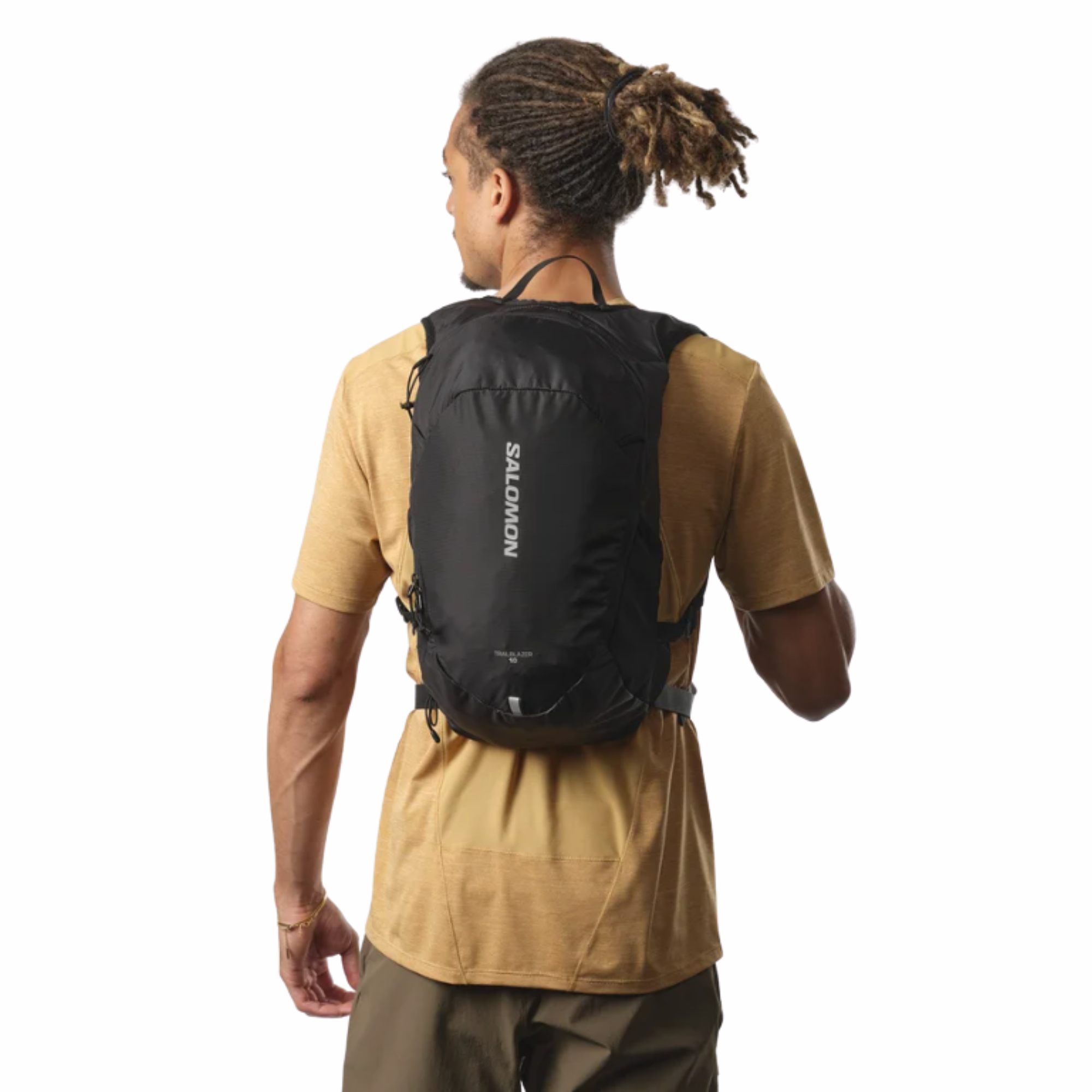Man wearing Salomon Trailblazer 10L Daysack Black Alloy One Size LC2182900