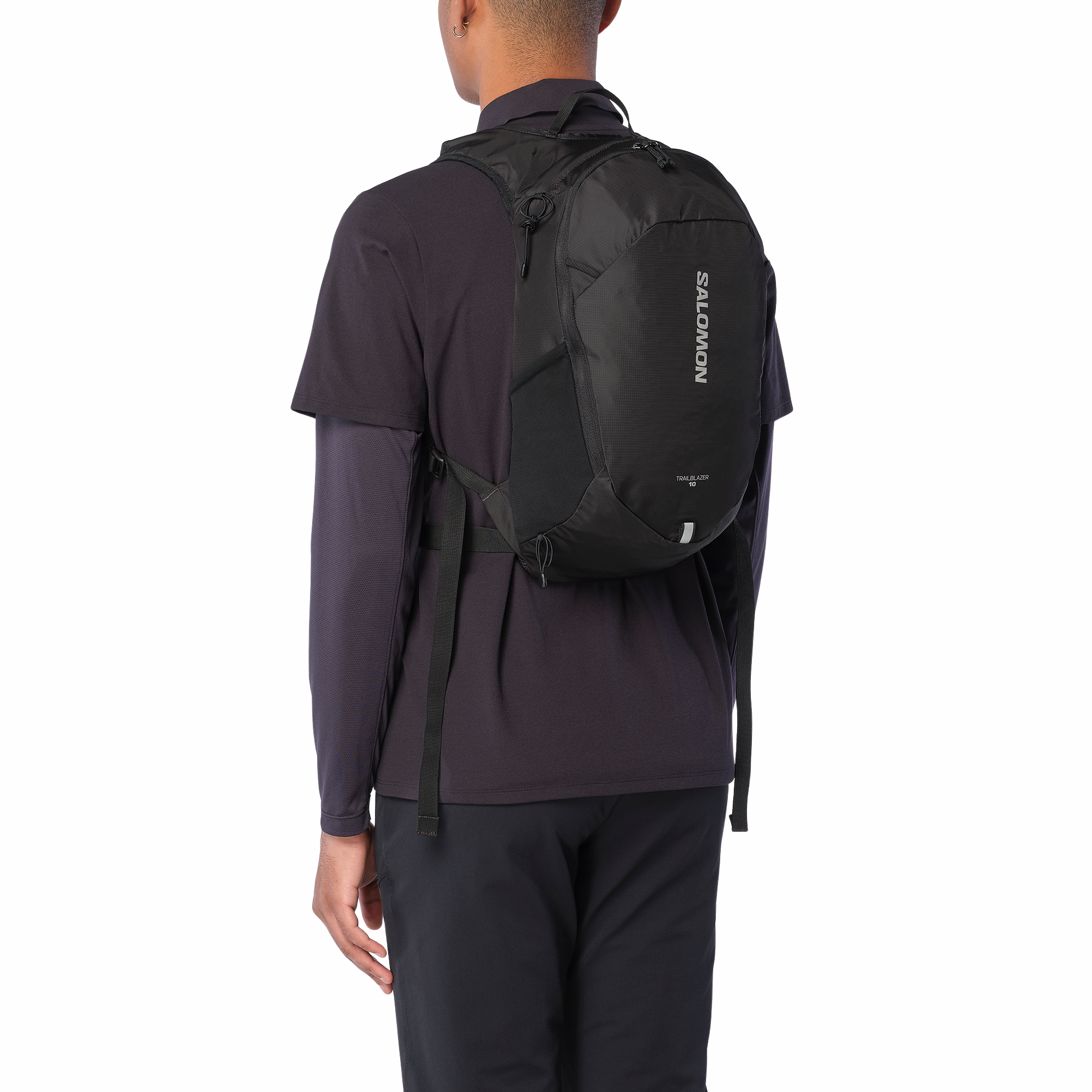 Man wearing Salomon Trailblazer 10L Daysack Black Alloy One Size LC2182900