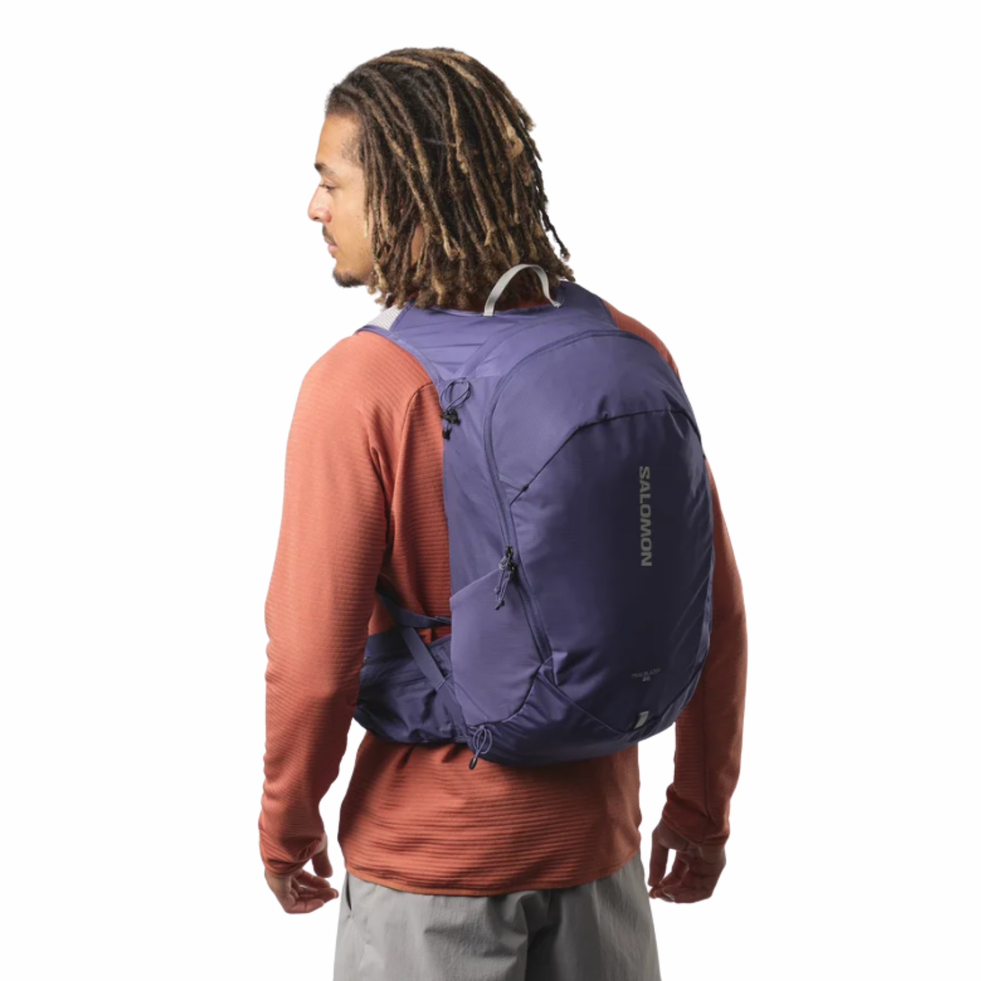 Man wearing Salomon Trailblazer 20L Daysack Mazarine Blue Ghost Grey One Size LC2182700