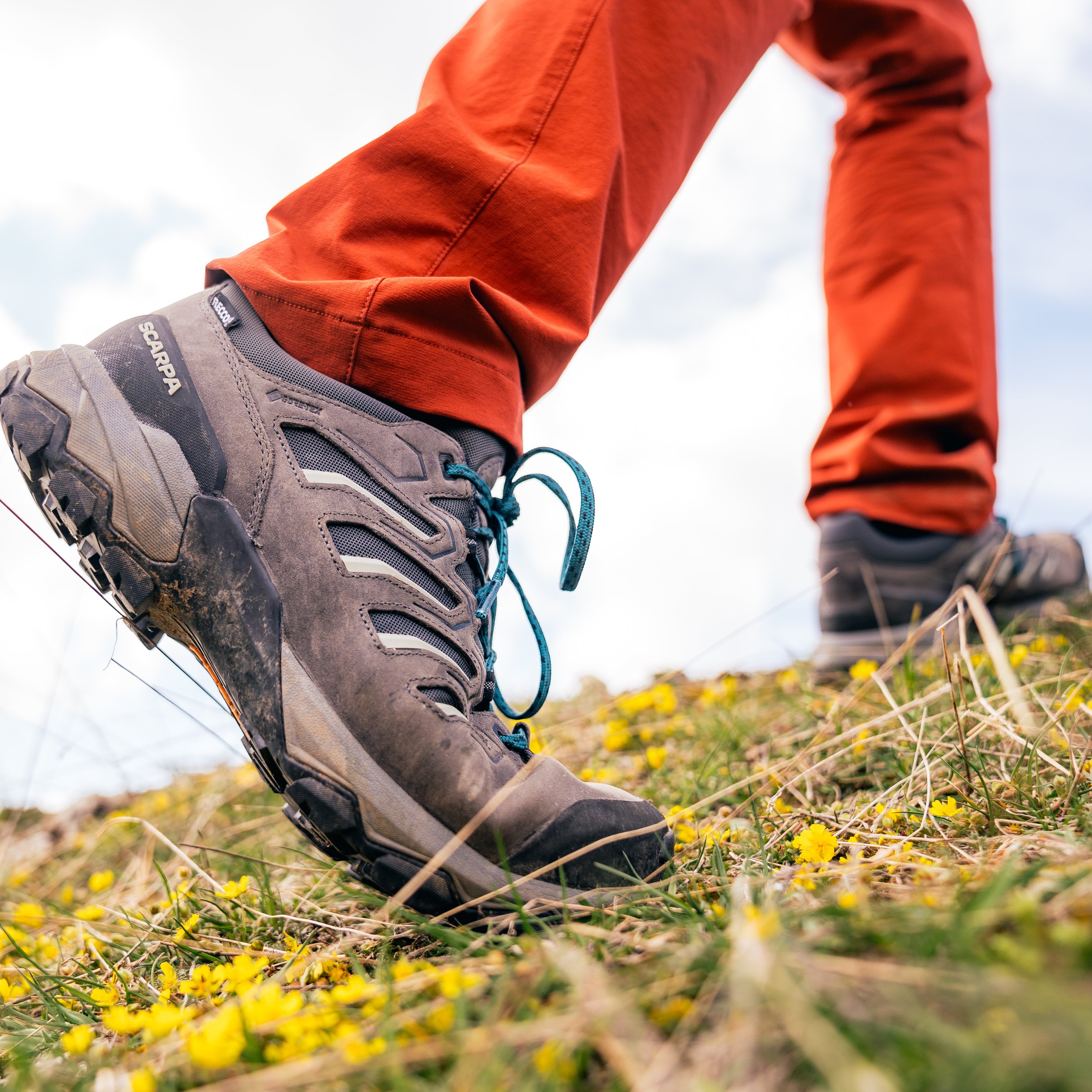 Person wearing Scarpa Men's Moraine Mid Gore-Tex Hillwalking Boots Anthracite 63056-201 walking in the grass