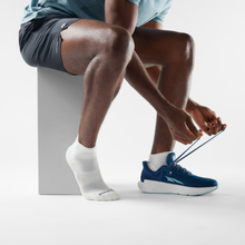 Load image into Gallery viewer, Smartwool Men's Run Targeted Cushion Merino Blend Ankle Socks (White)
