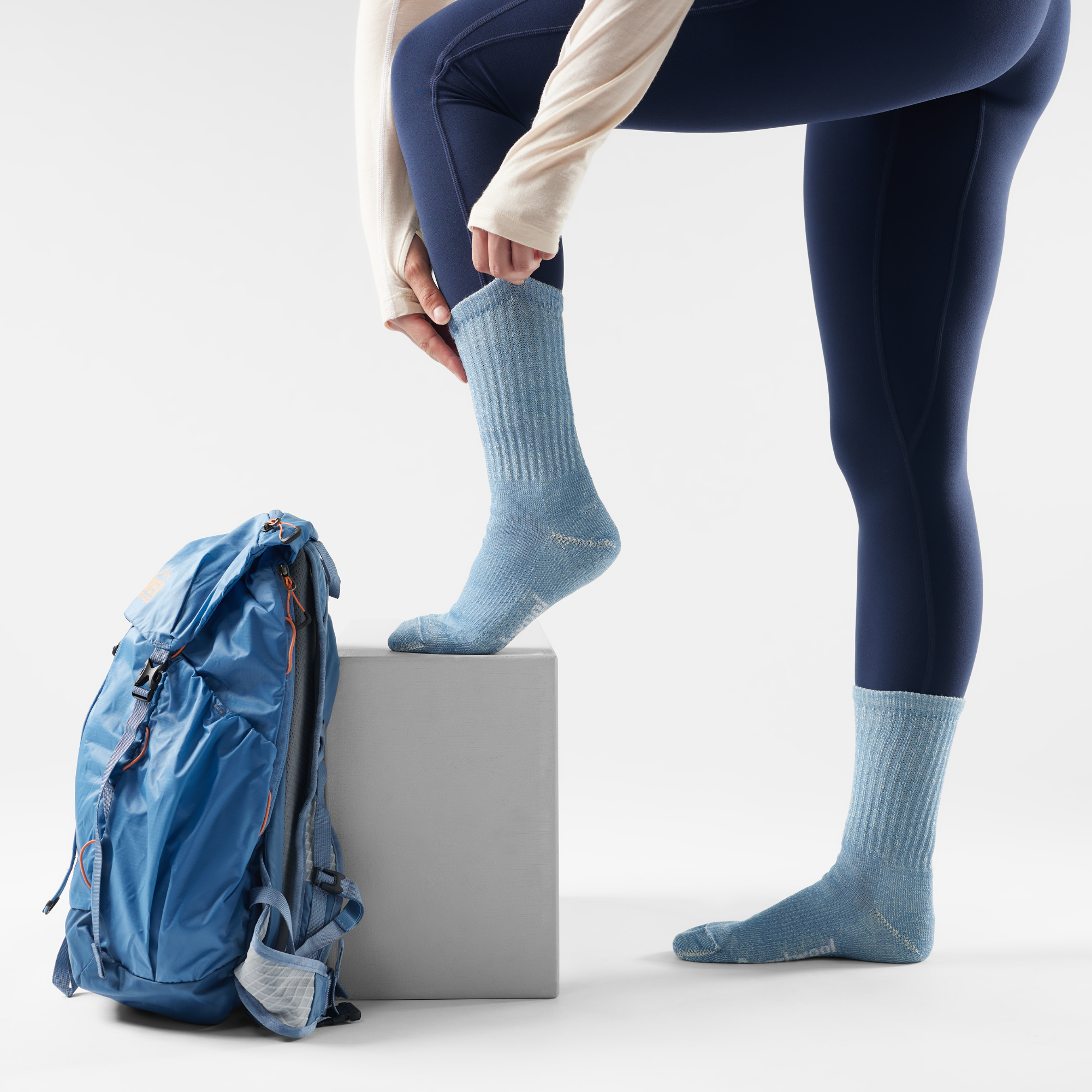 Smartwool Women's Classic Hike Light Cushion Crew Length Merino Blend Socks Mist Blue G61 SW010293