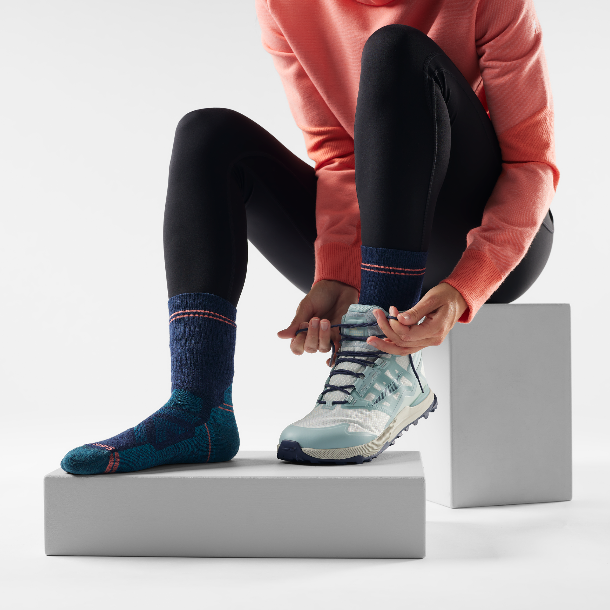 Smartwool Women's Performance Hike Full Cushion Crew Socks Deep Navy 092 SW001574