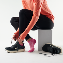 Load image into Gallery viewer, Smartwool Women's Zero Cushion Merino Blend Low Ankle Run Socks (Garden Pink)

