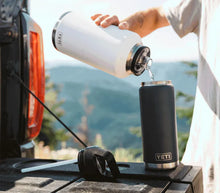 Load image into Gallery viewer, Yeti Rambler 26 oz/769ml Insulated Bottle with Straw Cap (Navy)
