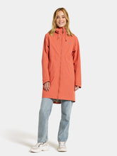 Load image into Gallery viewer, Didriksons Women&#39;s Bea 6 Waterproof Raincoat (Brique Red)
