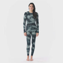 Load and play video in Gallery viewer, Smartwool Women&#39;s Classic Thermal Merino 250 Long Sleeve Crew Neck Base Layer Top (Twilight Foggy Pines)
