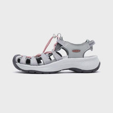 Load and play video in Gallery viewer, Keen Women&#39;s Astoria West Closed Toe Sandals - WIDE FIT (Grey/Coral)
