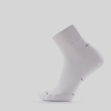 Load and play video in Gallery viewer, Smartwool Men's Run Targeted Cushion Merino Blend Ankle Socks (White)
