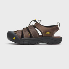 Load and play video in Gallery viewer, Keen Men&#39;s Newport Closed Toe Sandals - WIDE FIT (Bison)

