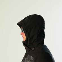 Load and play video in Gallery viewer, Dare 2B Men&#39;s Baseplate III Waterproof Ski Jacket (Black/Iron Gate/Distressed Print)
