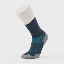 Load and play video in Gallery viewer, Smartwool Men's Targeted Cushion Merino Blend Mid Crew Run Socks (Deep Navy)

