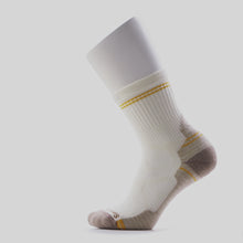 Load and play video in Gallery viewer, Smartwool Women's Performance Hike Light Cushion Merino Blend Mid Crew Socks (Natural)
