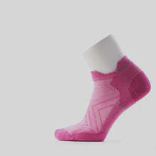 Load and play video in Gallery viewer, Smartwool Women's Zero Cushion Merino Blend Low Ankle Run Socks (Garden Pink)
