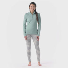 Load and play video in Gallery viewer, Smartwool Women&#39;s Classic Thermal Merino 250 Long Sleeve 1/4 Zip Base Layer Top (Arctic Green Heather)
