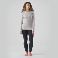 Load and play video in Gallery viewer, Smartwool Women&#39;s Classic Thermal Merino 250 Long Sleeve Crew Neck Base Layer Top (Light Grey Colour Shift)
