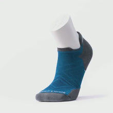 Load and play video in Gallery viewer, Smartwool Men&#39;s Targeted Cushion Merino Blend Low Ankle Run Socks (Laguna Blue)
