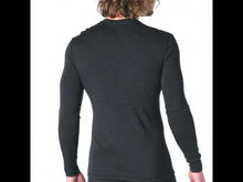 Load and play video in Gallery viewer, Smartwool Men&#39;s Classic Thermal Merino 250 Crew Neck Base Layer Top (Charcoal Heather)
