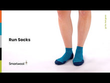 Load and play video in Gallery viewer, Smartwool Women&#39;s Run Targeted Cushion Merino Blend Low Ankle Socks (Twilight Blue)
