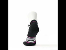Load and play video in Gallery viewer, Smartwool Women&#39;s Targeted Cushion Stripe Merino Blend Low Ankle Run Socks (Black)
