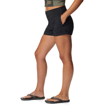 Load image into Gallery viewer, Columbia Women&#39;s Silver Ridge Utility Shorts (Black)
