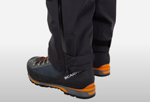 Load image into Gallery viewer, Mountain Equipment Men&#39;s Makalu Gore-Tex Rain Trousers (Black)

